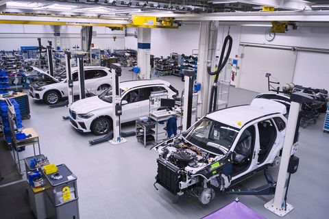 BMW's Strong Belief in Hydrogen Starts with Fuel-Cell iX5 SUV